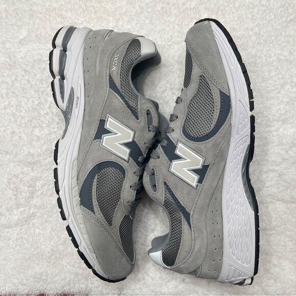 New Balance Classic 2002R Gray and White Men's Running Sneakers Shoes - Picture 2 of 7